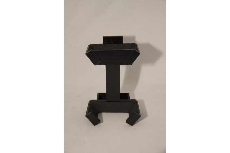 Suporte duplo para raquetes de padel em painel de lama com alturas escalonadas