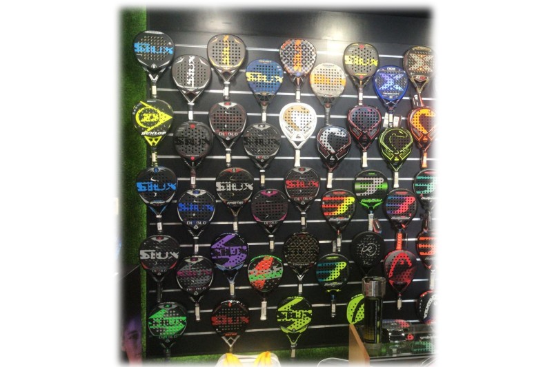 Soporte palas pádel lama en ABS con goma EVA"