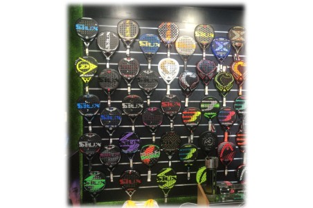 Soporte palas pádel lama en ABS con goma EVA"