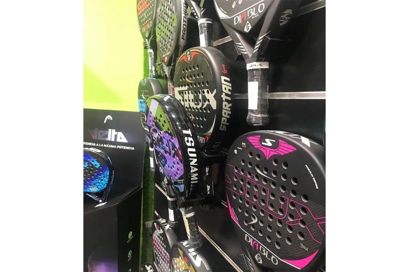 Suporte mural de dois níveis para raquetes de padel em painel ranurado