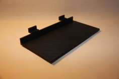 Prateleira compacta para calçado em ABS preto instalada num painel de lamas compatível 2