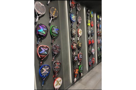 Support pour raquettes de padel compatible avec grilles métalliques, en ABS noir