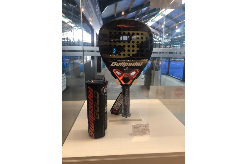 Suporte de balcão para raquetes de padel com acabamento preto mate