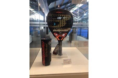 Suporte de balcão para raquetes de padel com acabamento preto mate