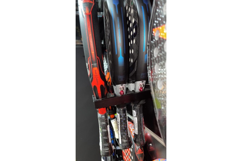Soporte de ABS negro para tres palas de pádel montado en lama
