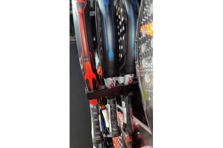 Soporte de ABS negro para tres palas de pádel montado en lama Soporte de ABS negro para tres palas de pádel montado en lama