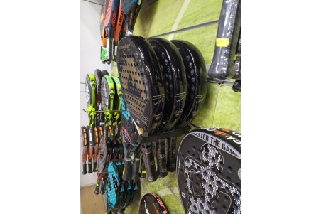 Présentoir mural pour trois raquettes de padel finition noire mate