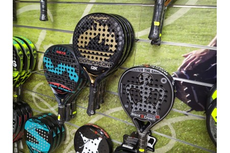 Vue latérale du support mural triple pour raquettes de padel