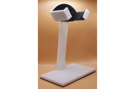 Vue latérale du support vertical pour raquette de padel en vitrine