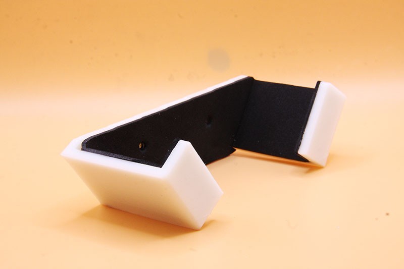 Sistema modular Shelf2000 com suportes de malha para raquetes de padel
