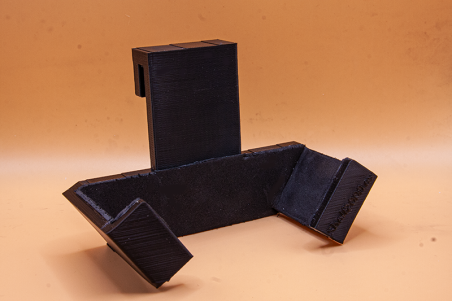 Suporte mural em ABS preto para raquetes de padel em malha eletrossoldada