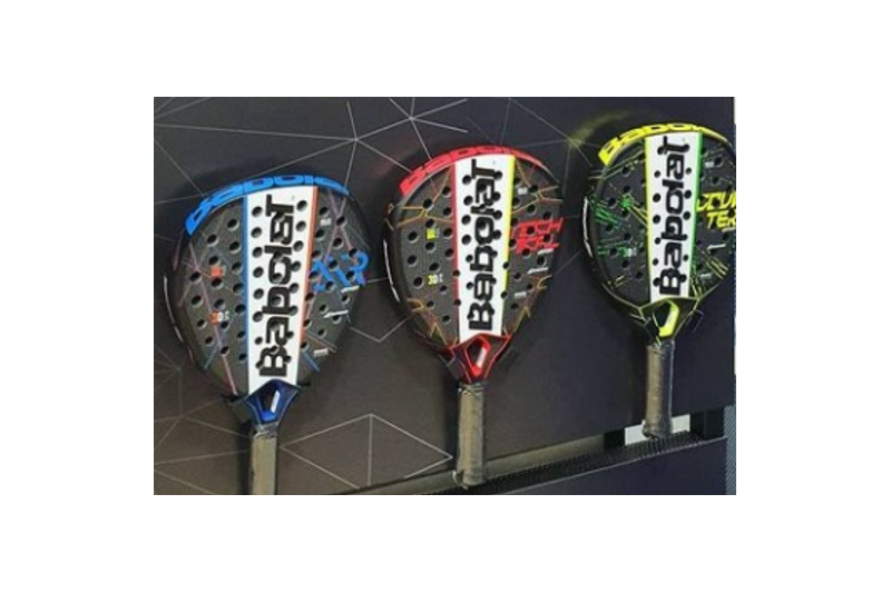 Suporte mural em ABS preto para raquetes de padel em painel ranurado