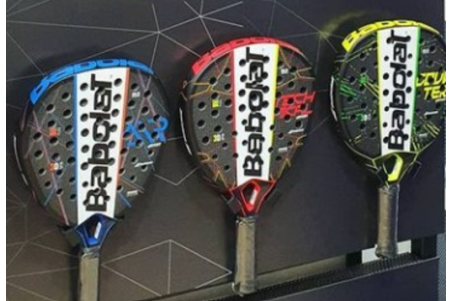 Suporte mural em ABS preto para raquetes de padel em painel ranurado Suporte mural em ABS preto para raquetes de padel em painel ranurado
