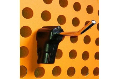 Antifurto magnético para ganchos de 6 mm instalado num painel de exposição