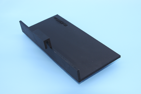 Présentoir frontal pour chaussures de padel sur structure en fil d’acier