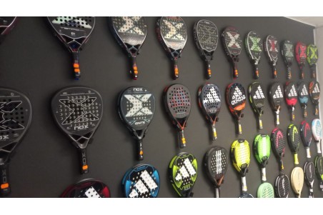 Support en ABS noir résistant pour exposition de raquettes de padel