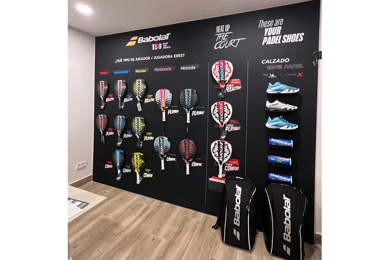 12 raquettes de padel exposées sur des supports muraux Shelf2000