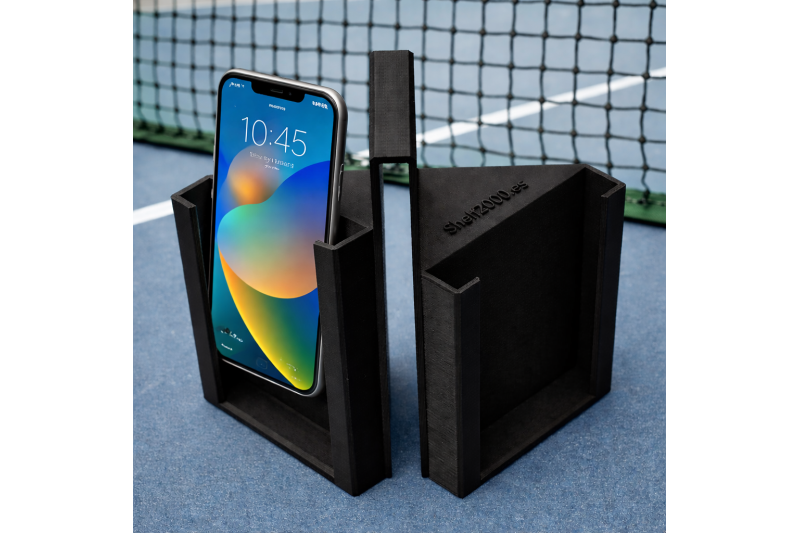 Soporte para dos teléfonos móviles en pista de pádel con red verde