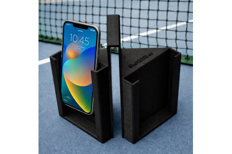 Soporte para dos teléfonos móviles en pista de pádel con red verde