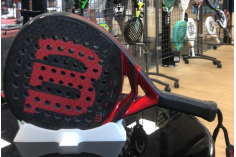 Soporte palas de padel horizontal para exponer en mostrador o vitrina