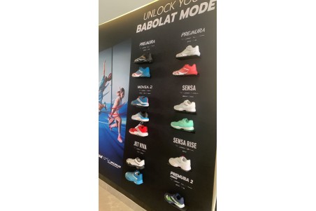 Estantes murales para calzado instalados en una tienda deportiva