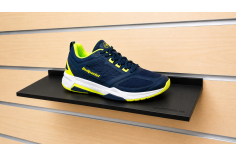 Étagère compacte pour chaussures en ABS noir installée sur un panneau rainuré compatible