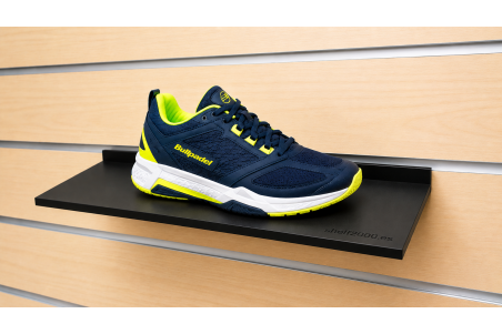 Prateleira compacta para calçado em ABS preto instalada num painel de lamas compatível